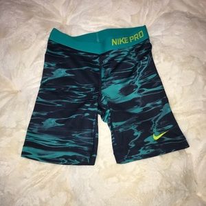 NIKE PRO 6” inseam compression shorts  (NWOT)!!